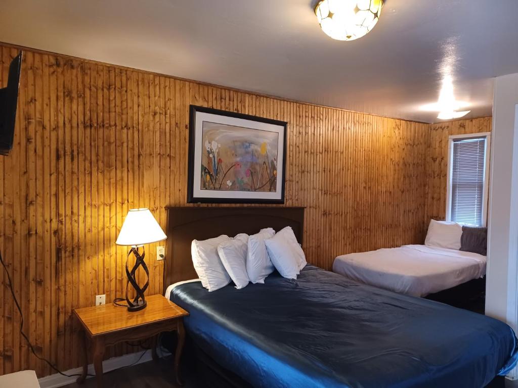 Postel nebo postele na pokoji v ubytování Falls Motel