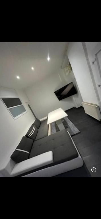 Cette chambre comprend un lit et un banc. dans l'établissement Appartement cosy et sublime, à Lyon