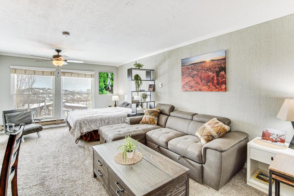 un salon avec un canapé et une table dans l'établissement Near Hiking and Biking Mtn-View Brian Head Studio!, à Brian Head