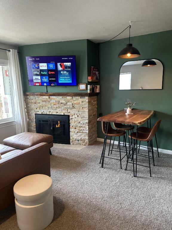 Et tv og/eller underholdning på HNC0617 - Stagecoach Summit Retreat condo