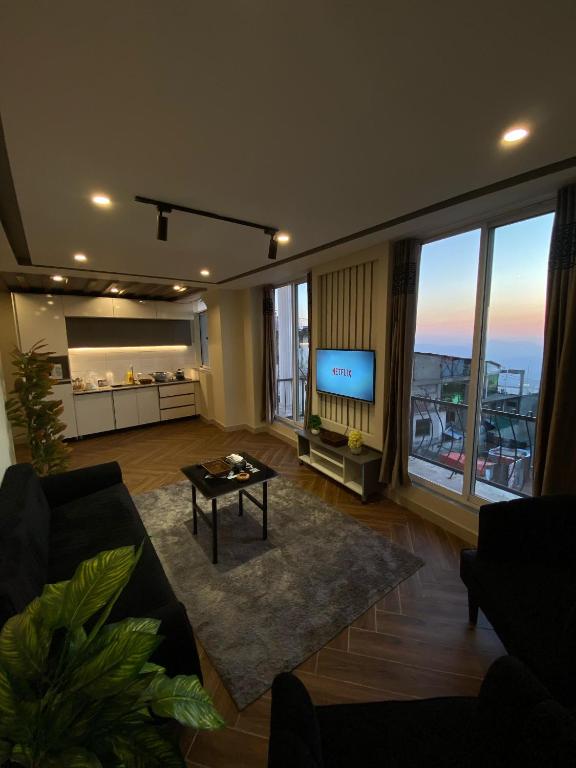 Televisyen dan/atau pusat hiburan di 1 BR Baithak Stays Luxury Apt Beside Falettis