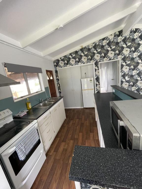 3 Bedroom serviced House A, 9 Steeles Lane - Resim 4