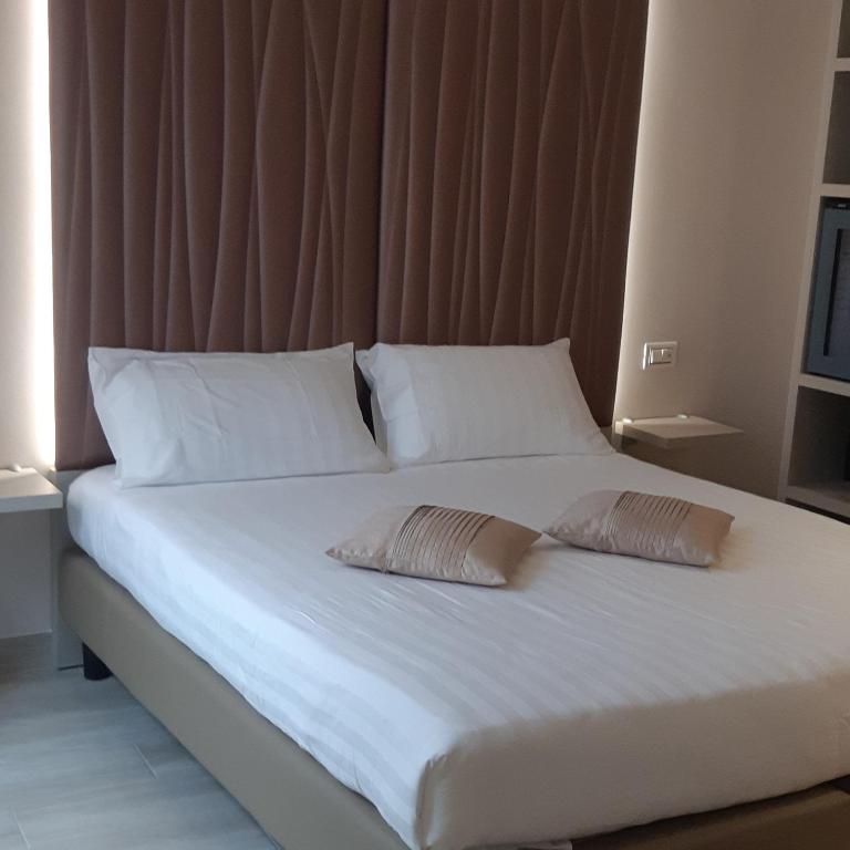 Postel nebo postele na pokoji v ubytování Hotel Danieli La Castellana lago di Garda