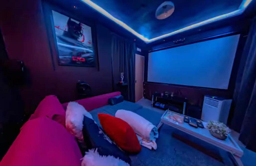 Ένα ή περισσότερα κρεβάτια σε δωμάτιο στο The Serene Residence with Hot Tub, Sauna and Cinema Experience