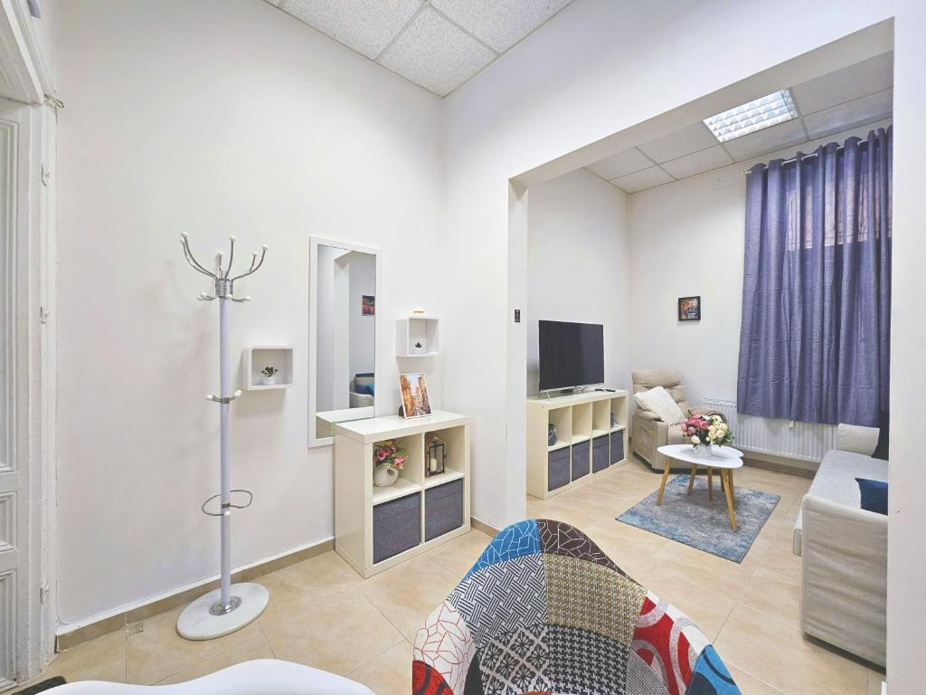 TV a/nebo společenská místnost v ubytování Top Center SofiaLuxRentals - Vitosha blvd Apartment