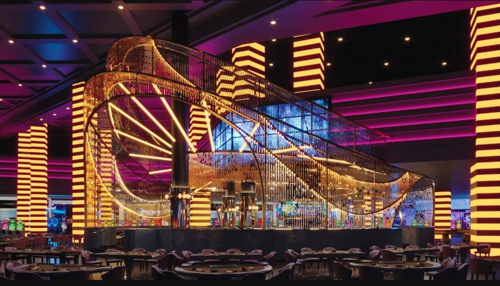 ラスベガスにあるPlanet Hollywood Resort & Casino by Suitenessの観覧車を背景にしたステージ