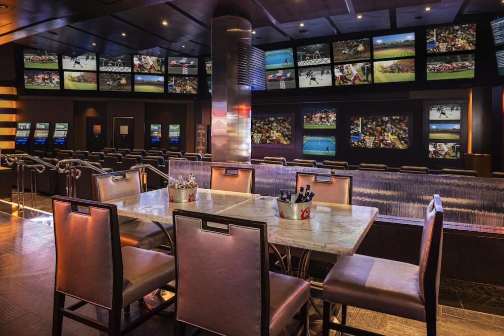 Planet Hollywood Resort & Casino by Suitenessにあるテレビまたはエンターテインメントセンター