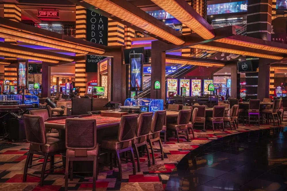 ラスベガスにあるPlanet Hollywood Resort & Casino by Suitenessのカジノのテーブルと椅子