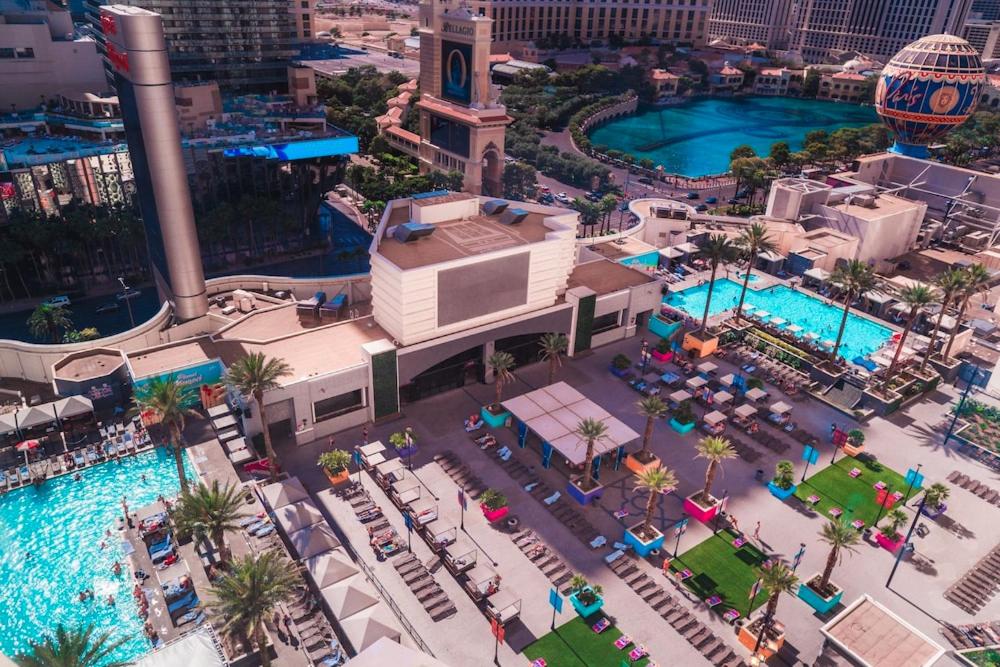 Planet Hollywood Resort & Casino by Suitenessの敷地内または近くにあるプール