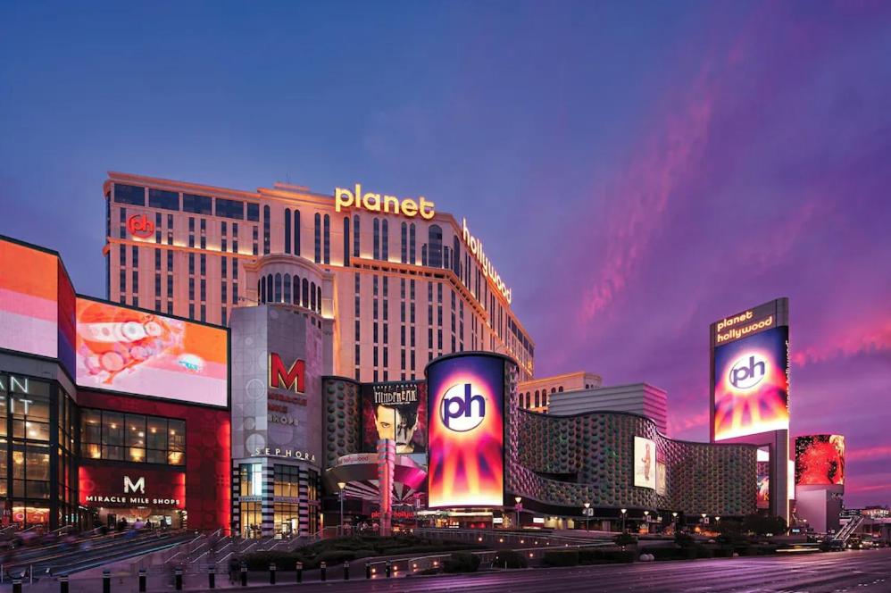 ラスベガスにあるPlanet Hollywood Resort & Casino by Suitenessの目の前に看板がたくさんある大きな建物