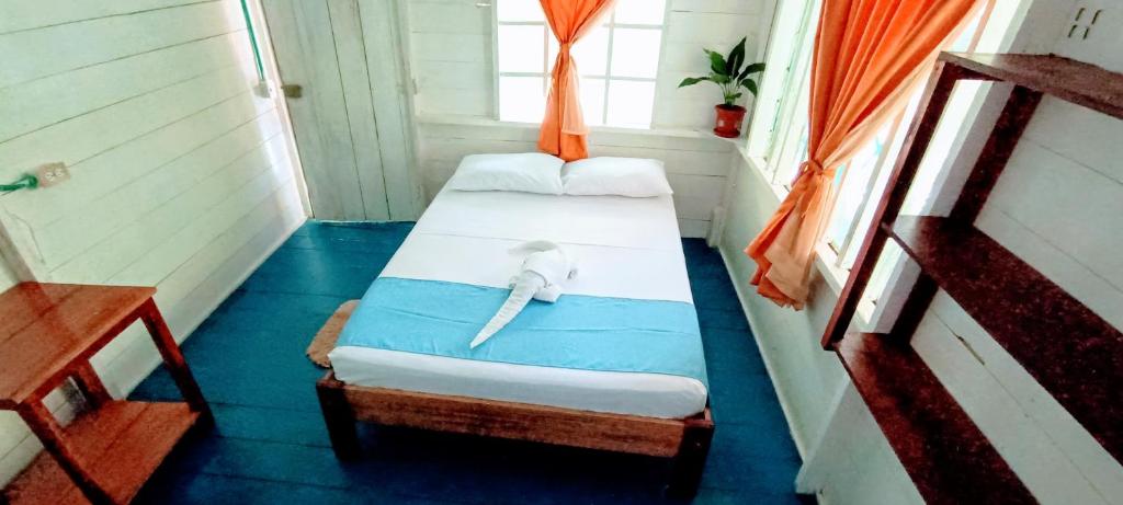 Puerto NariñoにあるHotel Tatüane mundo Amazónicoのぬいぐるみが置かれたベッドが2つある小さな部屋