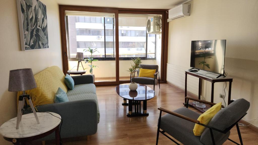 una sala de estar con un sofá y una mesa en Departamentos Hometainer, en Santiago