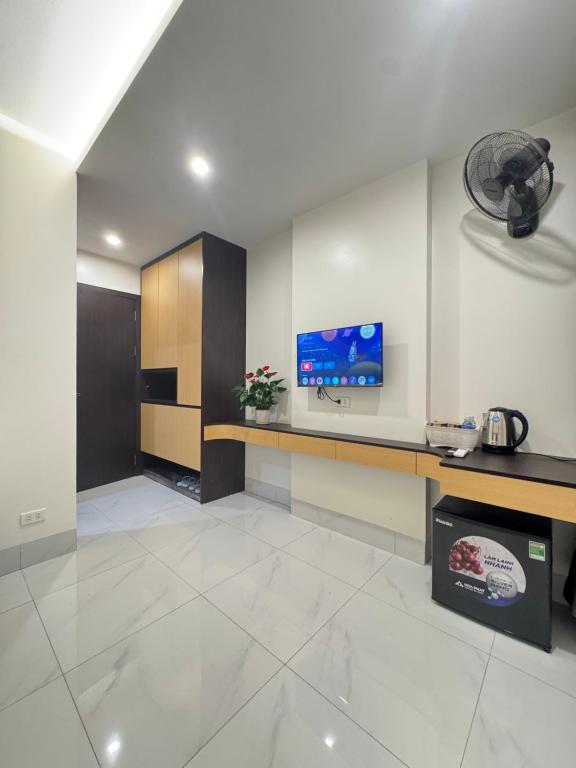a large room with a tv on the wall at Mai Linh Hotel in Ðồng Lạc