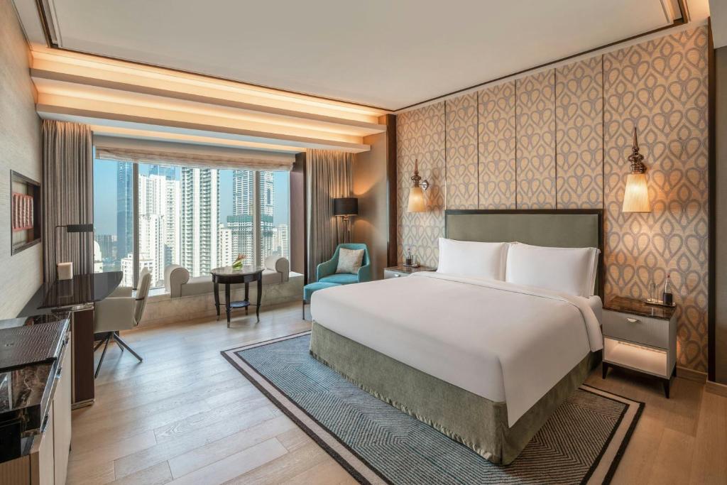 Postel nebo postele na pokoji v ubytování The St. Regis Mumbai