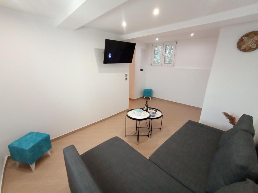 TV a/nebo společenská místnost v ubytování Golden View Villas