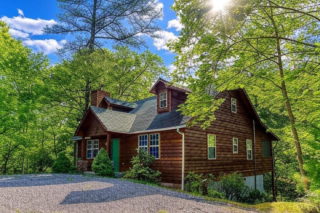 una casa in legno in mezzo alla foresta di Laurel Cottage, 685 FREE tickets each paid day, Hot Tub, Pool Table! a Sevierville
