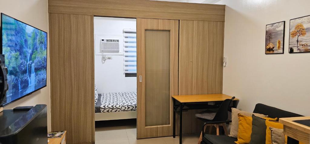 マニラにあるQ Workcation WFH Staycationのベッドルームにつながるドア付きの部屋