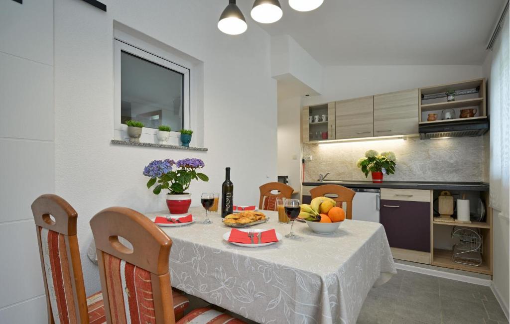 Kuchyňa alebo kuchynka v ubytovaní Cozy Home In Breznicki Hum