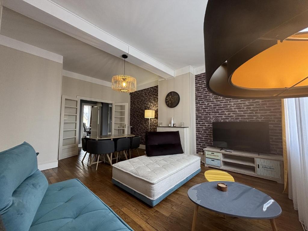 un salon avec un canapé et une table dans l'établissement Résidence Jacques Coeur, à Bourges