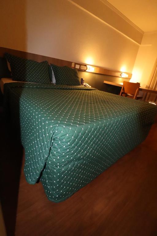 Postel nebo postele na pokoji v ubytování Strassen Hotel
