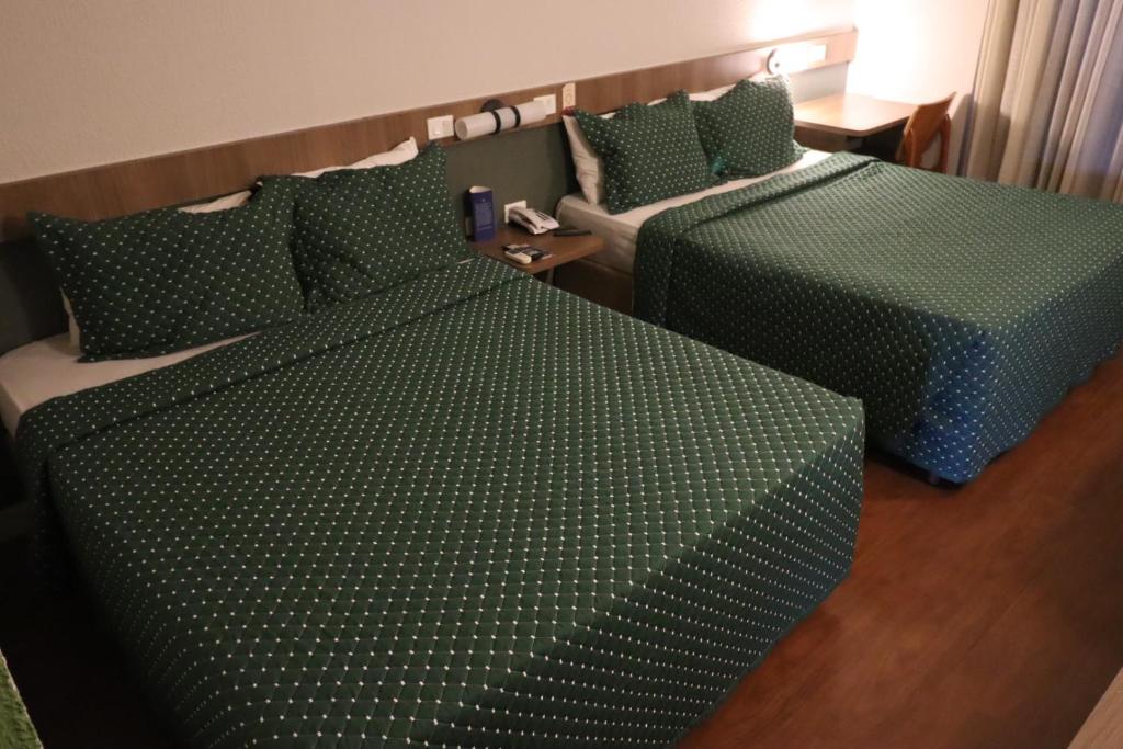 Postel nebo postele na pokoji v ubytování Strassen Hotel