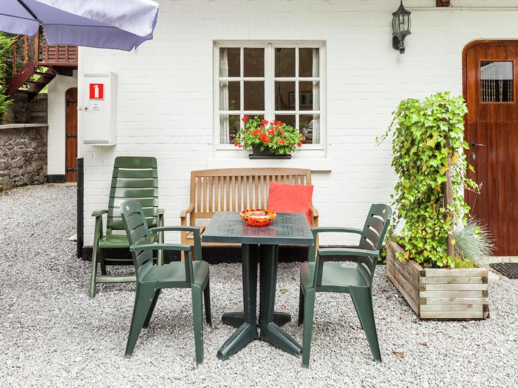 Patio nebo venkovní prostory v ubytování Gorgeous Apartment in Bohon with Garden Furniture and BBQ