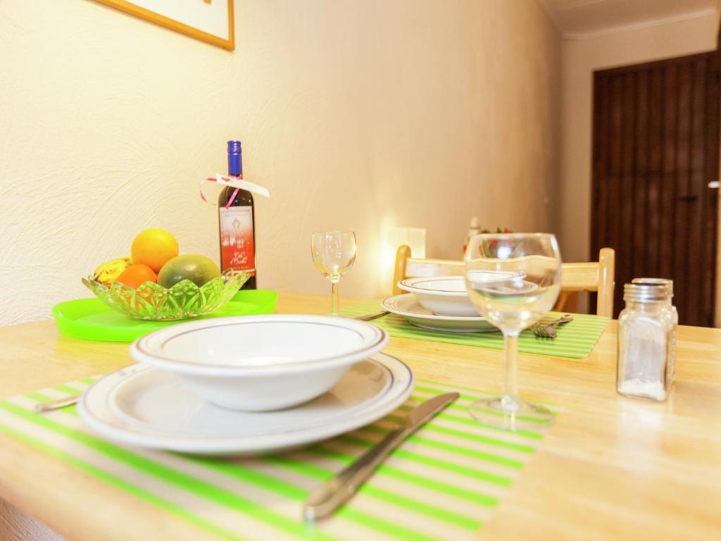 Nápoje v ubytování Gorgeous Apartment in Bohon with Garden Furniture and BBQ
