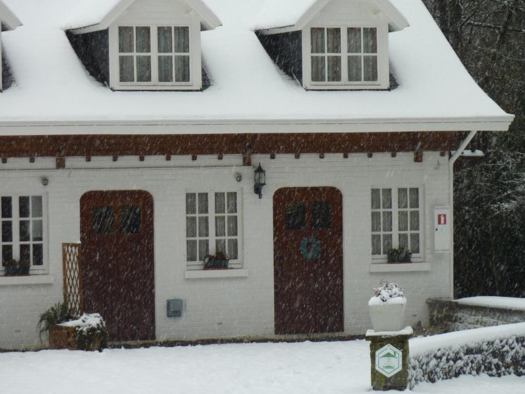 Gorgeous Apartment in Bohon with Garden Furniture and BBQ v zimě