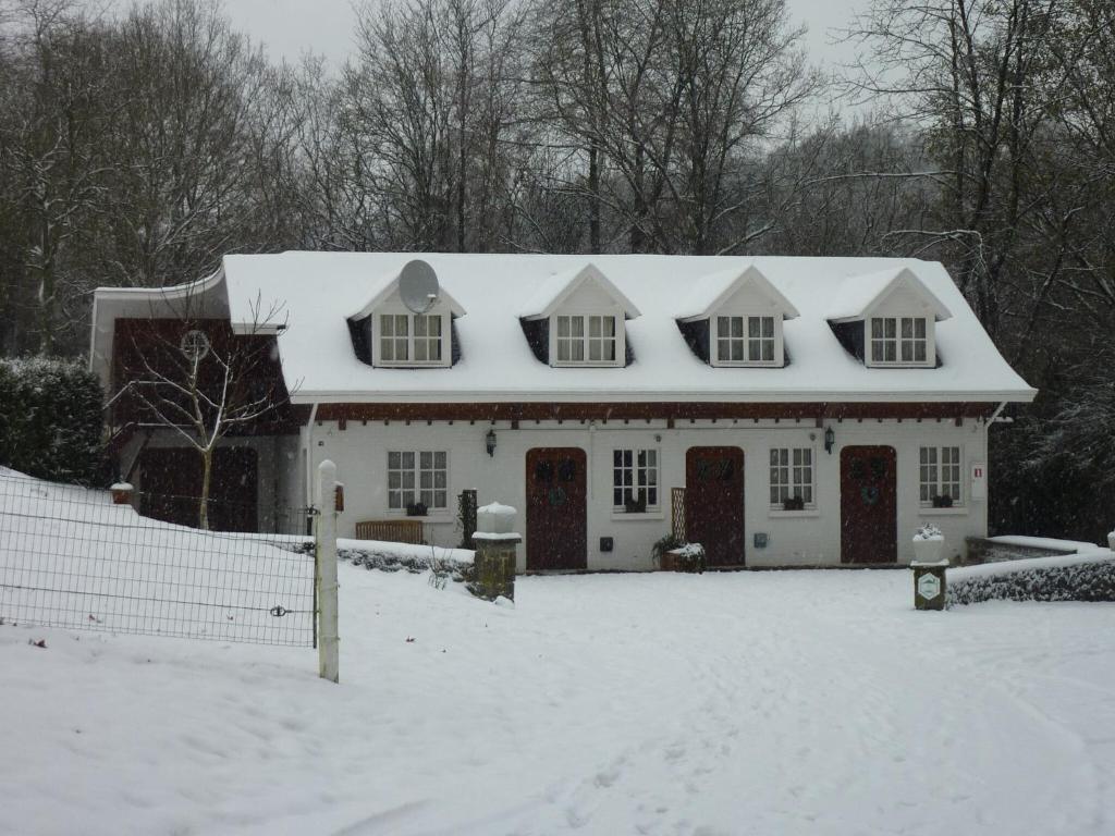 Gorgeous Apartment in Bohon with Garden Furniture and BBQ v zimě