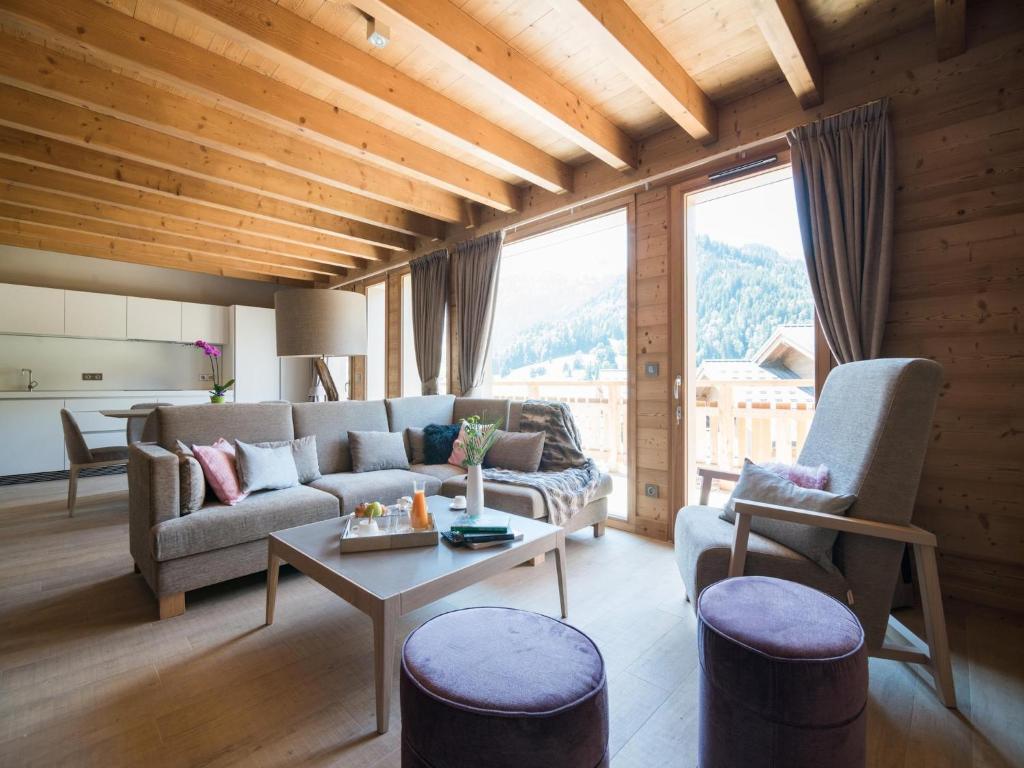 un salon avec un canapé et une table dans l'établissement Chalet in Megève with Mont-Blanc Views, à Praz-sur-Arly