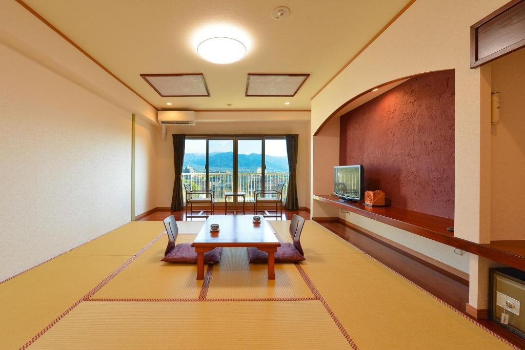 TV a/nebo společenská místnost v ubytování Ooedo Onsen Monogatari Hotel Shinko