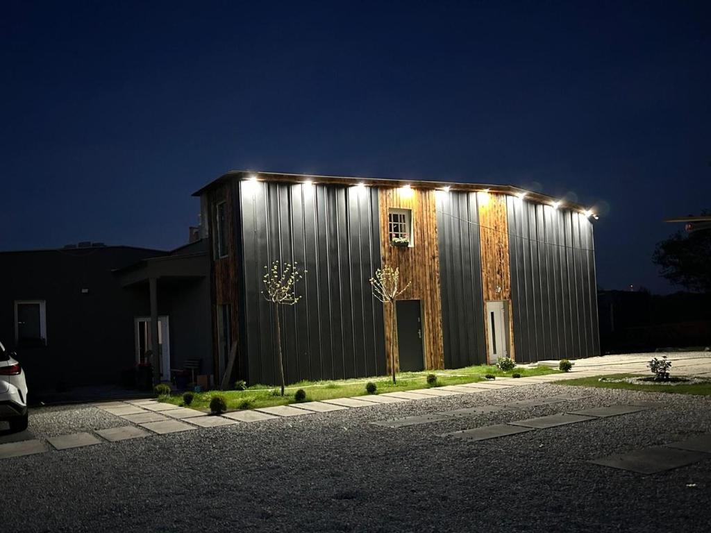 een gebouw met lichten aan de zijkant 's nachts bij Bobrowa Przystań in Bolesławiec