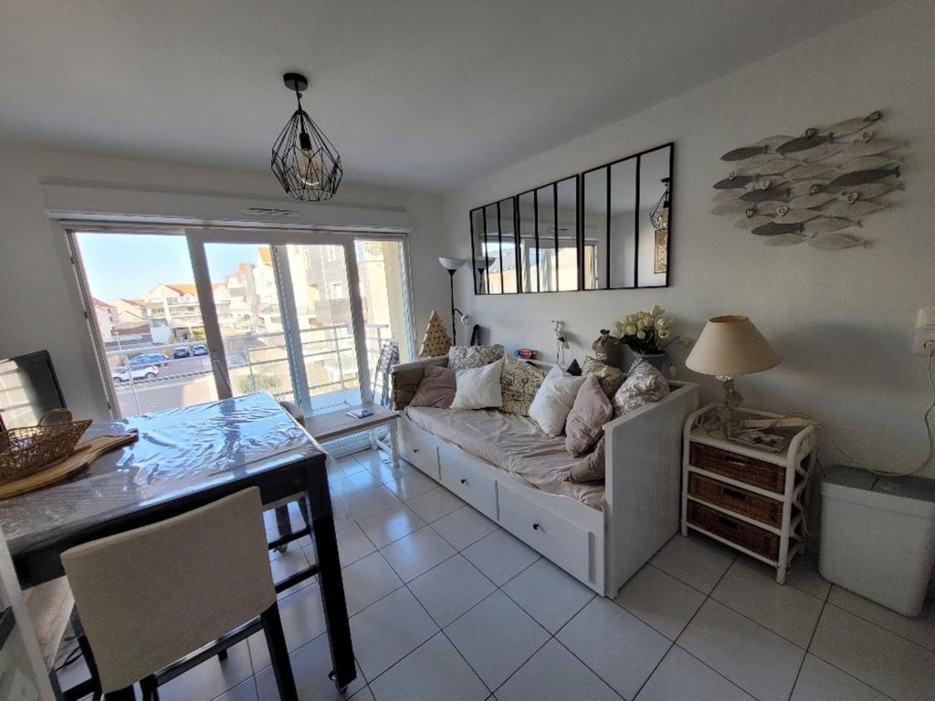 un salon avec un canapé et une table dans l'établissement Appartement à 50m de la plage avec parking et Wi-Fi - FR-1-482-155, à Fort-Mahon-Plage
