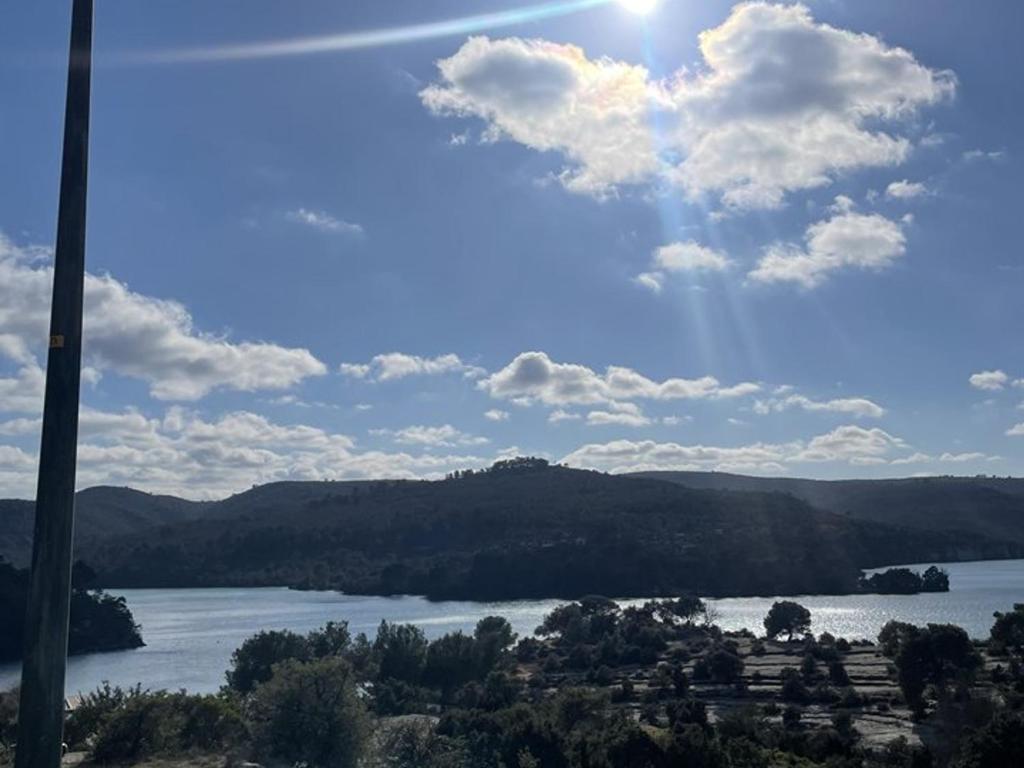 - une vue sur une étendue d'eau au soleil dans l'établissement Appartement 5 pers, accès privé au lac, piscine - FR-1-822-16, à Esparron-de-Verdon