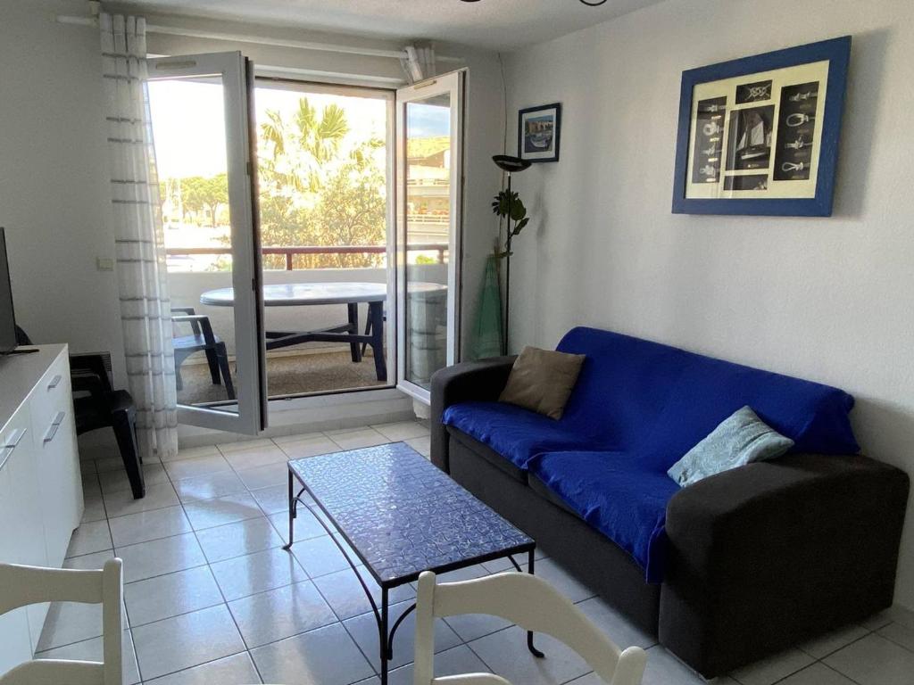 un salon avec un canapé et une table dans l'établissement Appartement 3 pièces sur le port, à 500m de la plage, pour 6 personnes - FR-1-750-90, à Canet