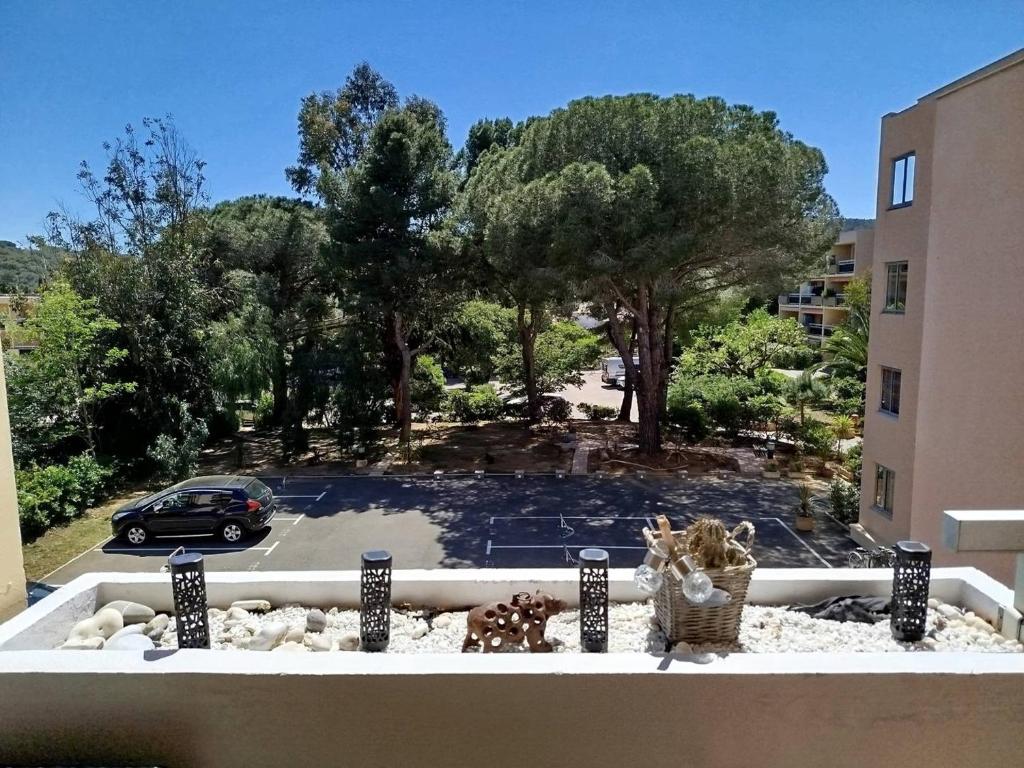 - un balcon avec vue sur un parking dans l'établissement Charmant T2 avec Clim, Parking, et WiFi à Bormes - FR-1-610-108, à Bormes-les-Mimosas