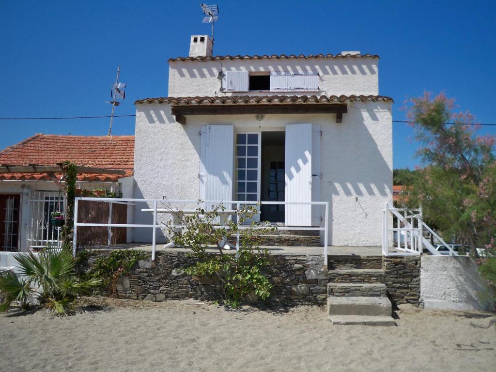 une maison blanche sur la plage dans l'établissement Racou Maison front de Mer, à Argelès-sur-Mer