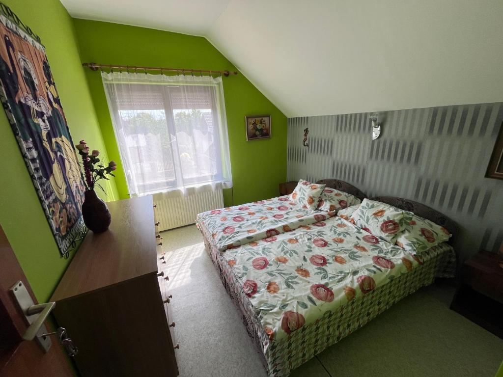 Postel nebo postele na pokoji v ubytování Nap körút Apartman