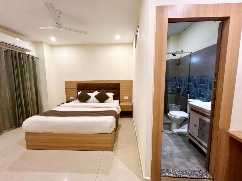 Postel nebo postele na pokoji v ubytování Hotel The Rio, Haridwar