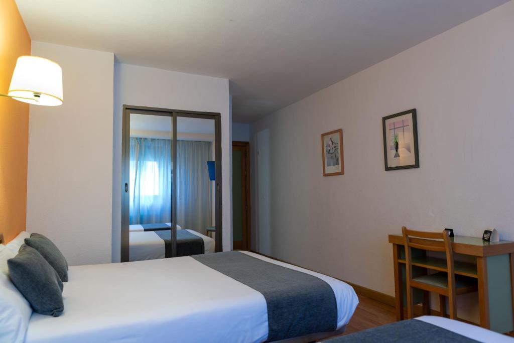 Postel nebo postele na pokoji v ubytování Hotel Alda Guijuelo
