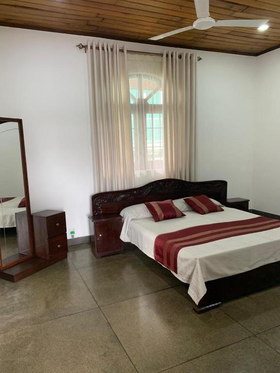 Postel nebo postele na pokoji v ubytování Charming Retreat with Pool in Maharagama, Colombo