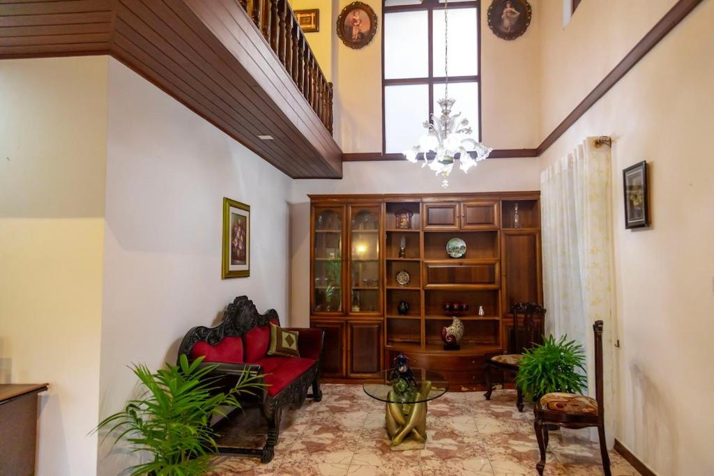 Posezení v ubytování Charming Retreat with Pool in Maharagama, Colombo