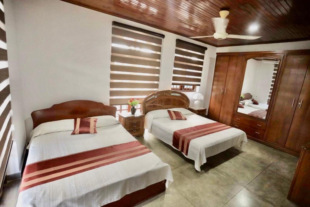 Postel nebo postele na pokoji v ubytování Charming Retreat with Pool in Maharagama, Colombo