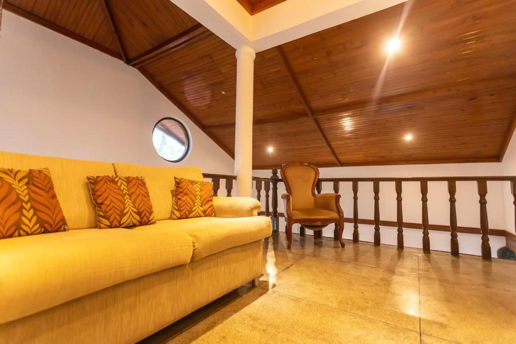 Posezení v ubytování Charming Retreat with Pool in Maharagama, Colombo