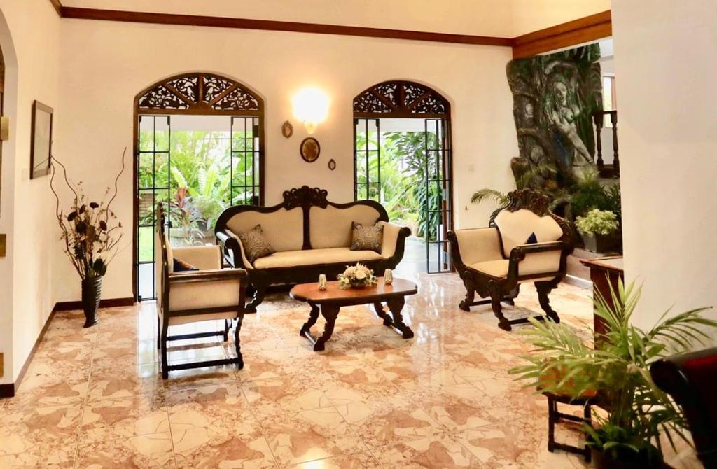 Posezení v ubytování Charming Retreat with Pool in Maharagama, Colombo