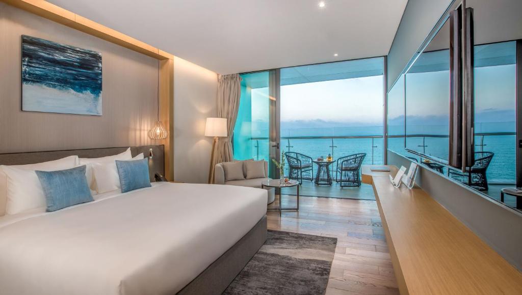Deluxe Ocean King Room with Balcony and Bathtub