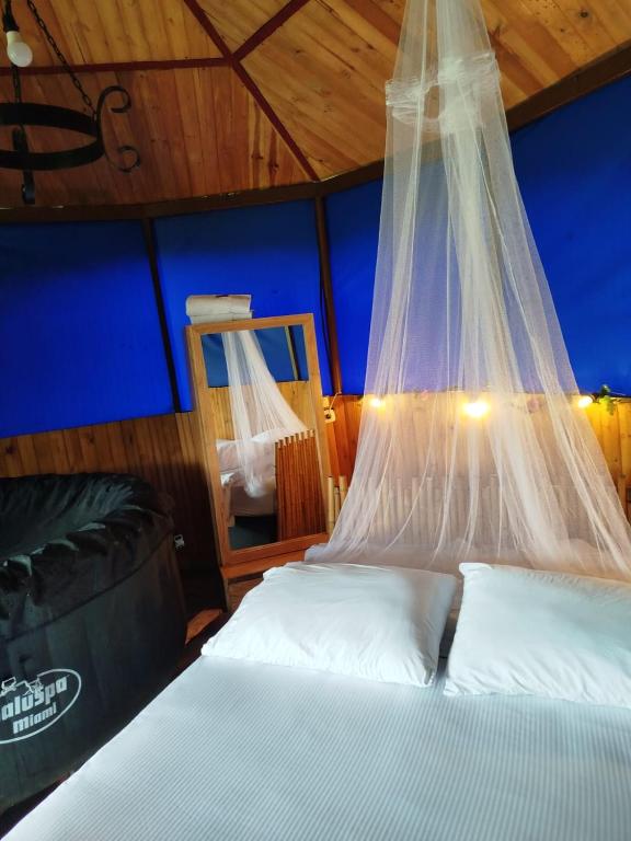 Postel nebo postele na pokoji v ubytování Villas del Rio Glamping