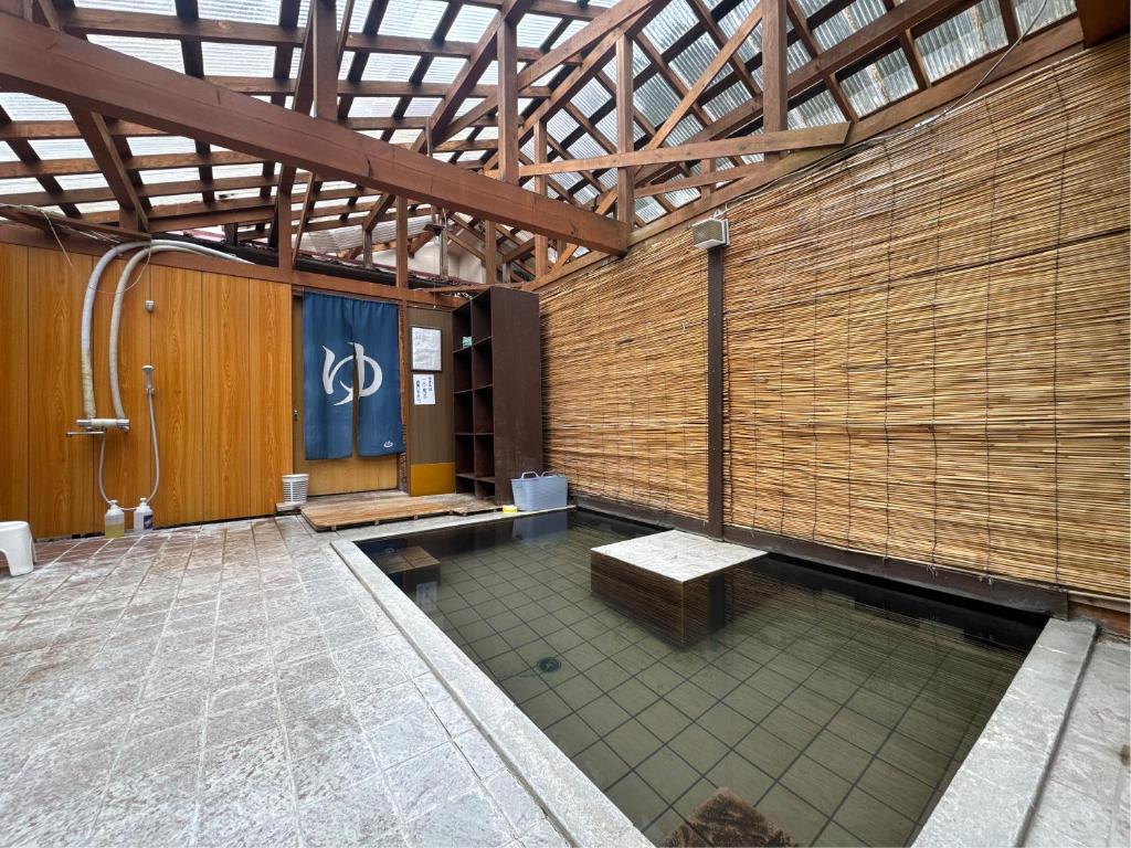 Bazén v ubytování Guesthouse Tomoshibi nebo v jeho okolí