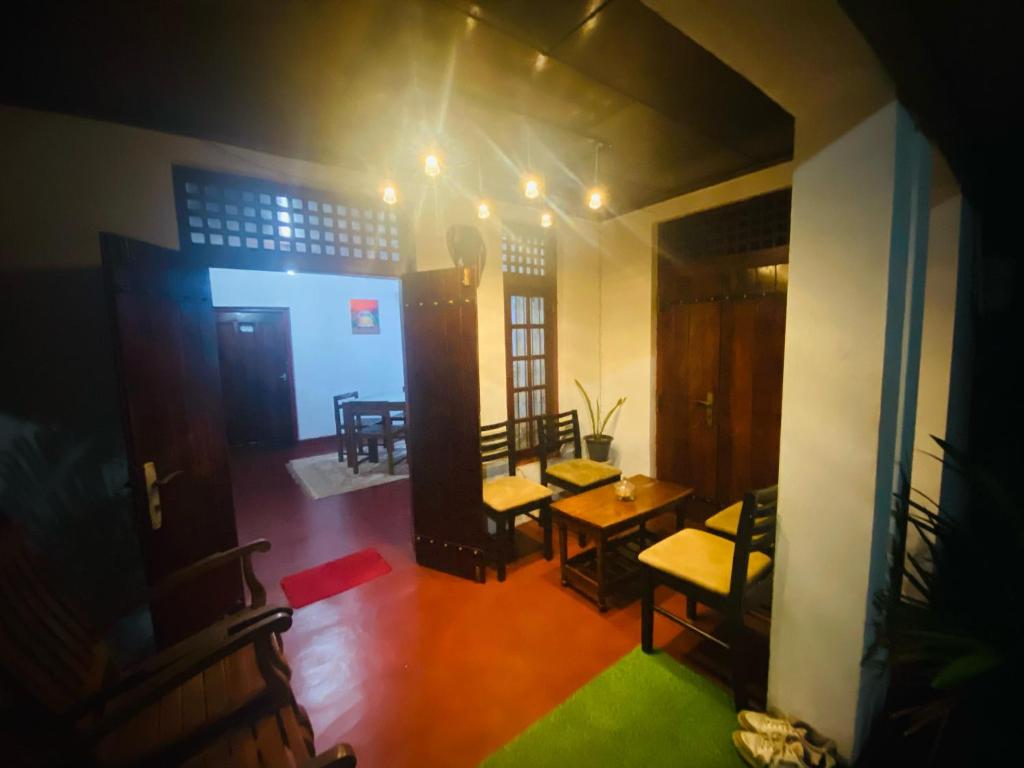 O zonă de relaxare la Airport Rest Family cottage