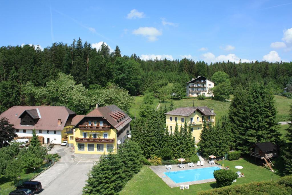 an aerial view of a house with a swimming pool at HOTEL Jerolitsch in Krumpendorf am Wörthersee